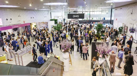 Provada, hal met bezoekers
